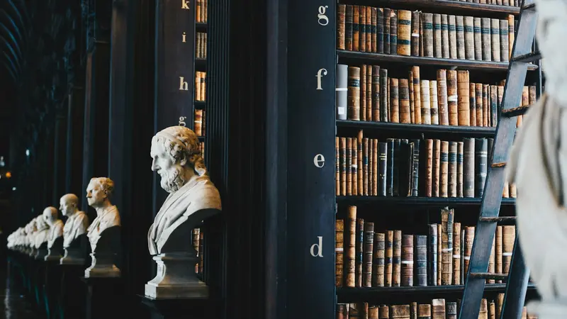 Bücherregale in einer historischen Bibliothek