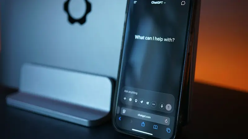 Ein Smartphone mit geöffnetem ChatGPT