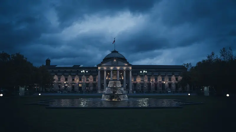Das Kurhaus in Wiesbaden bei Nacht